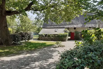 Image de Charmante chaumière (maison en pierre et toit de chaume) entre terre et mer.
