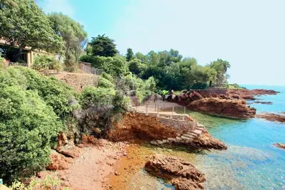 Image de Bord de mer Villa pied dans l'eau avec accès directs aux criques