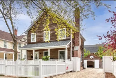 Image de Quiet street one block to shops, restaurants & waterfront. Barn with Ac Tv &Wifi