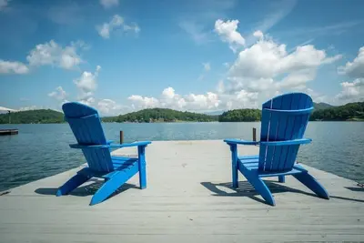 Image de Crane Lakehouse- by Chatuge Home Concierge <br>Fire pit, hot tub, private dock, boat slip