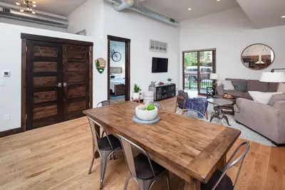 Image de Luxe, Large, Stylish Glacier Np Condo! Best Location, Ski Availabilities!