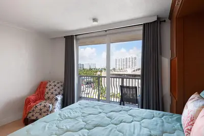 Image de Condo on the Beach with a Balcony and Pool!