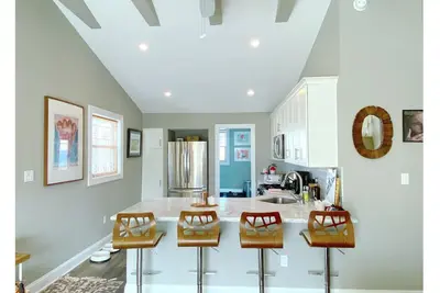 Image de Modern Surfer/boho Duplex- 1 block from beach!