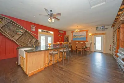 Image de Come & Enjoy the Newly Remodeled \"Lazy Bear Lodge\"