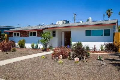 Image de North Hollywood Oasis + Near Universal City + Poolside Movie Nights