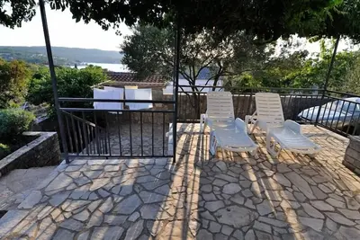 Image de Appartement de trois chambres avec la terrasse et la vue sur le mer Necujam, Solta (A-14729-a)