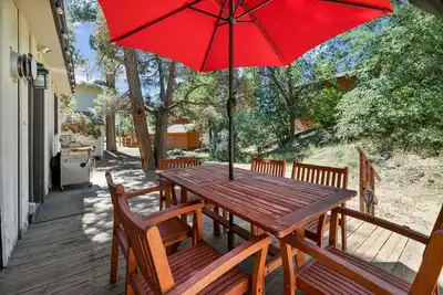 Image de Little Bear Cottage - Walk to Bear Mountain, Fireplace, Deck