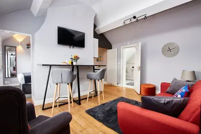 Image de Ema Apt. Spacious & Stylish, Health Club Access