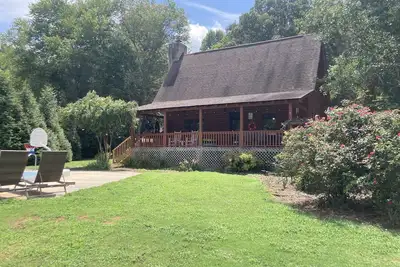 Image de Lake Wylie log cabin with Pool and King bed!