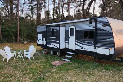 Image de RafterTFarm - The Star: Ranch Stay in an Rv