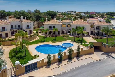 Image de Cascata Village Lote Q, une maison de ville moderne de 3 chambres