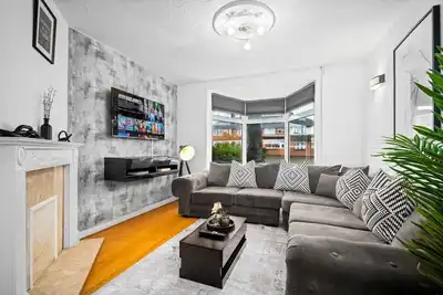 Image de Modern 3 Bedroom House - Parking - Garden