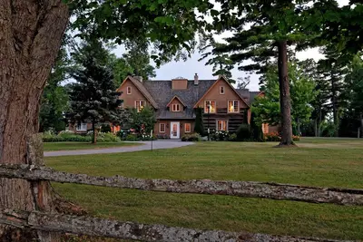 Image de A Historic, Luxurious, Waterfront Log Mansion