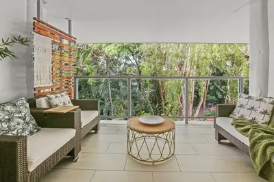 Image de Stylish Tropical Escape in Palm Cove – Resort Condo with Balcony & Pool Views