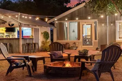 Image de Reizend Haus - Dog friendly- Firepit - Backyard Bar!