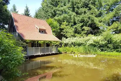 Image de \"La Demoiselle\" fraîche à l'intérieur par canicule
