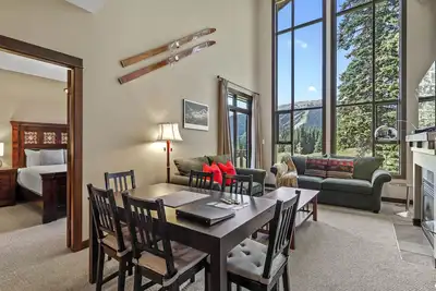 Image de Rare Ski In Ski Out Top Floor Corner Unit!