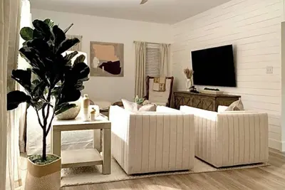Image de Location & luxury! 3Bed/3Ba - steps from town and beach.