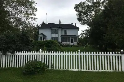 Image de country home with pool  located  in the heart of Rideau Lakes