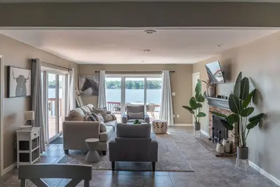 Image de 6bd - Riverfront Home w\/ Gorgeous Views
