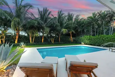 Image de Heated Saltwater Pool + Walk to the Beach + Chair/Umbrella Pass Included