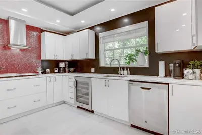 Image de Multi Million $ home in beautiful town. Minimum rental period is 6 month stay.