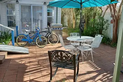 Image de Beach & Downtown 5 Blocks, Courtyard With Grill, Full House Generator, 4 Bikes