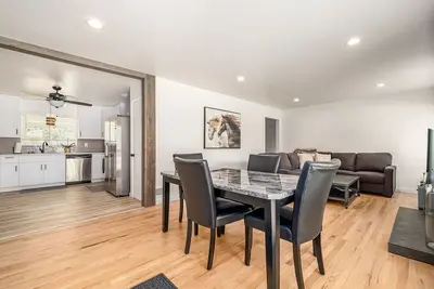 Image de Beautiful Updated Home on Dahlia St Central Denver w/ big yard