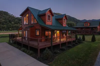 Image de Huckleberry Lodge ~ New Cabin by Willow Tree Cabins