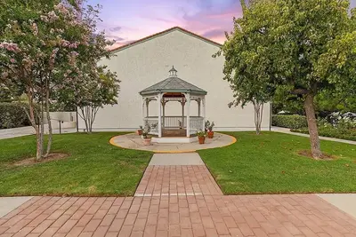 Image de Prime Calabasas location brand new condo with Hillside Views and access to Lake
