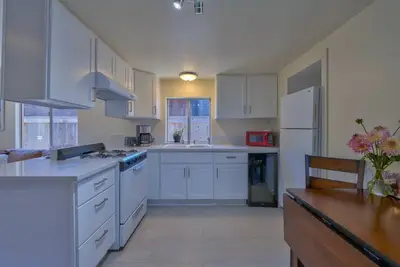 Image de Cozy 2-bedroom in Golden Rectangle, just steps away from beautiful Carmel Beach.