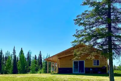 Image de Newly constructed cabin on a quiet residential pond.