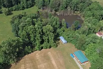 Image de Less than 1 mile from Dale Hollow State Park Marina. Private pond for fishing.