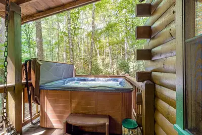 Woodland cabin with private hot tub, fireplace, firepit & Ac - dog-friendly