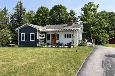 Image de Tucked Above: In Town 3 Bdr/2 Bath