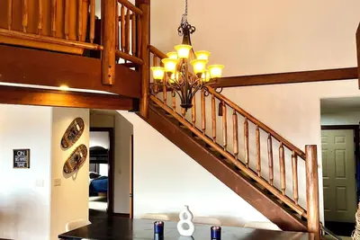 Image de Spacious and modern 3-bedroom ski condo with 25 foot ceilings - New Photos