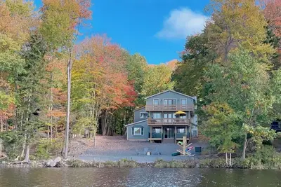 Image de Spacious Pocono Lakefront Retreat w/ Amenities