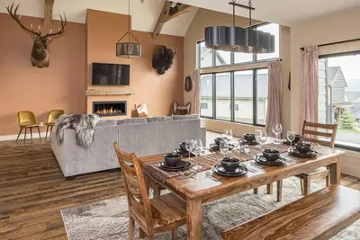 Image de Spend Summer in Big Sky! Custom Chalet with Mountain Views Near Town Center with Lovely Deck