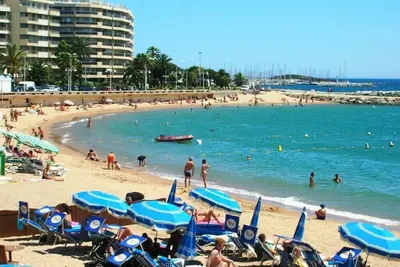 Image de 4* pour ce très beau studio climatisé refait à neuf, face au port Santa Lucia