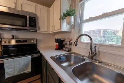 Image de The Cardinal Nest A Cozy Cottage on Historic Main Street; Pet Friendly