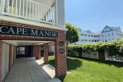Image de Cape Manor Condo Sat. to Sat. popular weekly rental in 2 story elevator building with views from the bedroom of the pool.