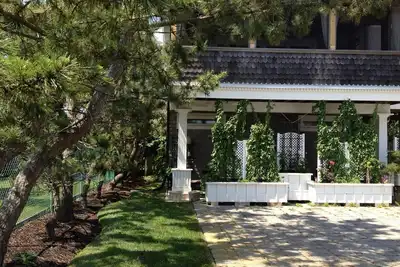 Image de Part of the Columns by the Sea Condominiums, this separate 2 story cottage offers the views, sea breezes and convenience of beachfront accommodations.