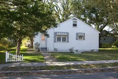 Image de \"Paradise on Pacific\", this Sat. to Sat. pet friendly rental sits on a lovely lot on quiet Pacific Ave.