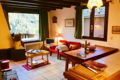 Image de À 100m des pistes de ski, 1er étage, vue village, balcon, cheminée ou poêle à bois, télévision