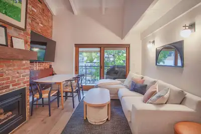 Image de Ski Lovers Condo Steps from Gondola One