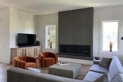Image de Brand New Luxury Home - Close to The Village - Amazing Ski In/Out too.