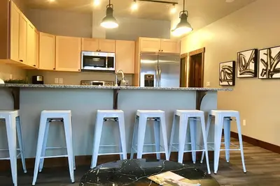 Image de Brand New 3bd Condo! Explore the Mountains, Rest Easy in the ♥ of Downtown.