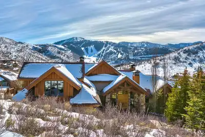 Image de Telemark Luxury Retreat by AvantStay | Stunning Views w/ Theatre Room!