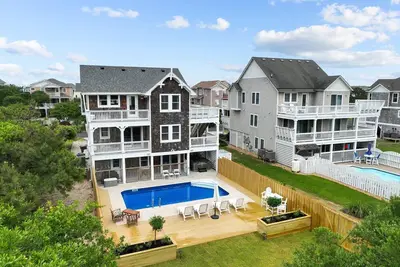 Image de A Block from the Ocean - Old Nh Place with Heated Saltwater Pool.