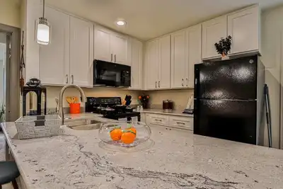 Image de New To Vrbo! *Montrose District*Upscale! ! “Home Away From Home”